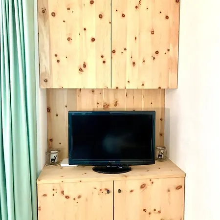 Gian - Close To The Kongresshaus, The Ice Hockey Stadium, Cross-country Skiing, The Eau-la-la Indoor Pool And Wellness, Large Supermarket, 2 Bus Stops, With An Indoor Garage And Fully Equipped Apartment